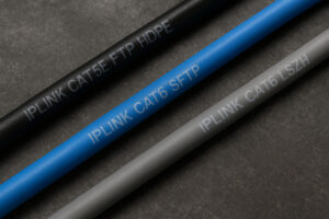 نمونه کابل شبکه با اطلاعات چاپ‌شده روی روکش